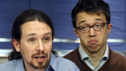 El líder de Podemos, Pablo Iglesias, junto al número dos, íñigo Errejón, durante la rueda de prensa que han ofrecido en el Congreso. EFE/Javier Lizón