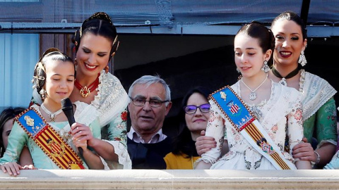 La vicepresidenta de la Generalitat, Mónica Oltra (detrás derecha), y el alcalde de Valencia, Joan Ribó (detrás izquierda), asisten a la primera Mascletá oficial de las Fallas 2016 que se ha disparado este martes en la plaza del Ayuntamient