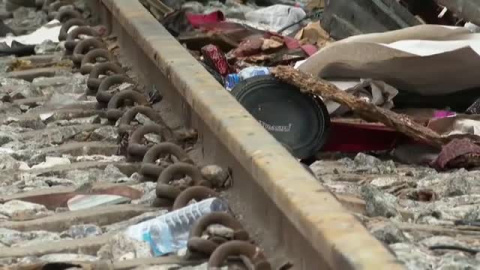 Mueren 20 personas en el choque de un autobús contra un tren de pasajeros en Tailandia