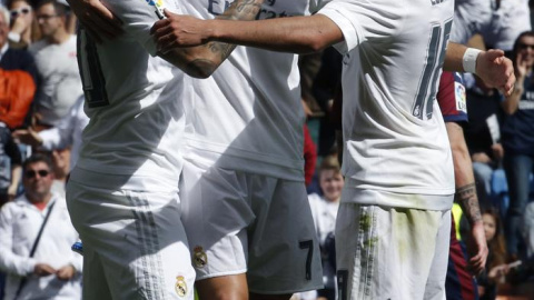 Lucas Vázquez, Cristiano Ronaldo y Jesé celebran uno de los cuatro goles ante el Eibar. EFE/Ángel Diaz