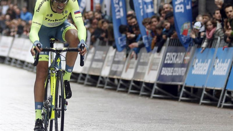 Alberto Contador en un momento de la contrarreloj en Eibar. EFE/Javier Etxezarreta