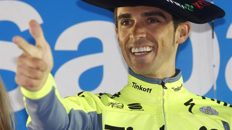 El corredor español del Tinkoff Alberto Contador en el podio tras ganar la Vuelta Ciclista al País Vasco. EFE/Javier Etxezarreta