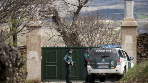 Agentes de la Unidad Central Operativa (UCO) de la Guardia Civil durante el registro de este lunes a la finca del pazo en la parroquia de Chaguazoso, del ayuntamiento de A Mezquita, propiedad del expresidente de Banesto Mario Conde. EFE/Bra