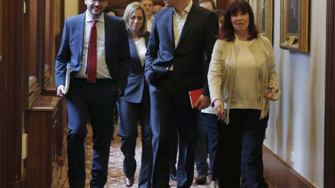 El líder del PSOE, Pedro Sánchez (2d), junto a los miembros del partido Antonio Hernando (i), Micaela Navarro (d) y Carme Chacón (2i), entre otros, a su llegada a la reunión del grupo parlamentario socialista celebrada hoy en el Congreso. /