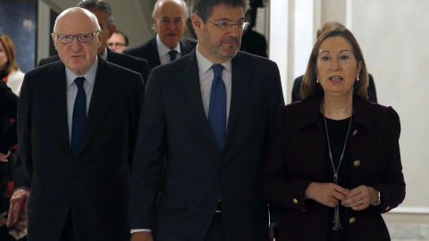 El ministro de Justicia en funciones, Rafael Catalá, acompañado por la ministra de Fomento en funciones, Ana Pastor, entre otros, a su llegada a un desayuno informativo organizado en un céntrico hotel de la capital. EFE/Javier Lizón