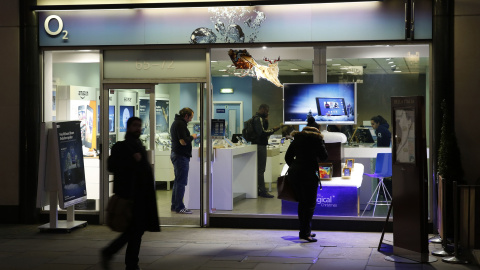 Una tienda de O2, comprada por Telefónica en 2005, en una calle de Londres. REUTERS