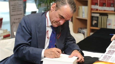 Mario Conde firmando uno de sus libros.