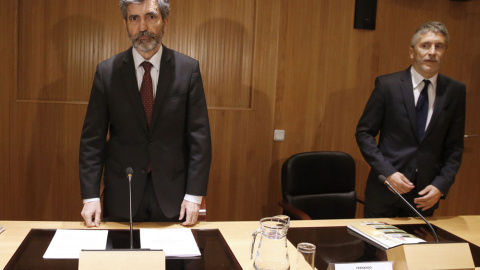 El presidente del Tribunal Supremo y del CGPJ, Carlos Lesmes (i), junto al juez Fernando Grande-Marlaska, momentos antes de la inauguración del curso "Macroprocesos y delitos contra la corrupción" que dirige Pablo Ruz. EFE/Javier Lizón