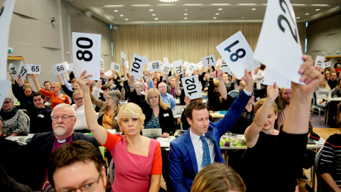 Los miembros de la Iglesia Luterana de Noruega votan sobre la legalización del matrimonio homosexual. REUTERS/Ole Martin