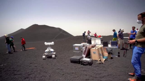 El Centro Aeroespacial Alemán prueba robots lunares en el Monte Etna