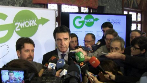 El ministro de Industria, Energía y Turismo, José Manuel Soria, hace declaraciones a los medios tras la presentación del Plan de Espacios Coworking y Empleo Joven de la Escuela de Organización Industrial (EOI) celebrada en el Cabildo de Ten