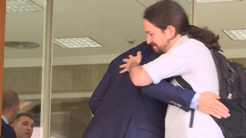 Abrazo entre Rafael Hernando y Pablo Iglesias