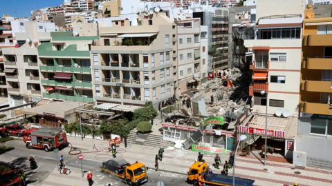 Se trata de un edificio de cinco plantas de unos treinta o cuarenta años y al tratarse de una zona turística en la que hay propietarios que no residen permanentemente no hay cálculos del número de personas que podrían estar dentro en el mom