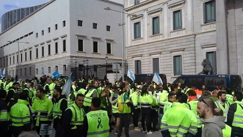 Trabajadores de Ence se concentran frente al Congreso