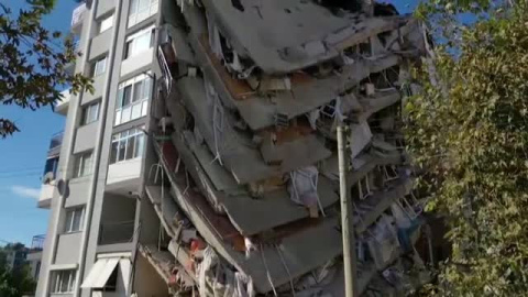 Enormes grúas sujetan en Esmirna algunos edificios semi desplomados tras el terremoto