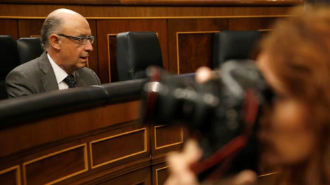 El ministro de Hacienda en funciones, Cristóbal Montoro, durante el pleno celebrado hoy en el Congreso de los Diputados