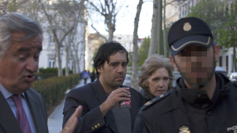 El hijo de Mario Conde, Mario Conde Arroyo, acompañado del abogado Ignacio Peláez, a su salida esta tarde de la Audiencia Nacional. EFE/Santi Donaire