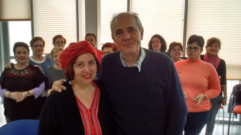 Marcela Manubens, dinamizadora vecinal de Tetuán, y el director del taller de teatro comunitario, Jorge Cassino, con las actrices.