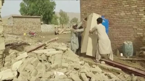 Familias desplazadas por las inundaciones en Pakistán aguardan la llegada de ayuda 