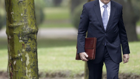 El ministro de Hacienda, Cristóbal Montoro, en los jardines del Palacio de la Moncloa, para asistir a la primera reunión del Consejo de Ministros del nuevo Gobierno de Mariano Rajoy. EFE