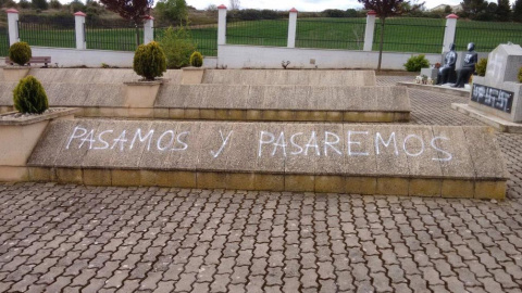 Pintadas nazis contra la memoria de los asesinados por el franquismo. /LA BARRANCA