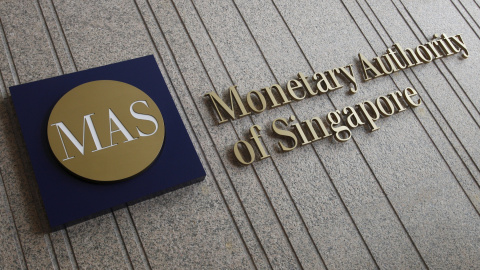 El logo de la Autoridad Monetaria de Singapur (el banco central de la ciudad) en su sede. REUTERS/Edgar Su