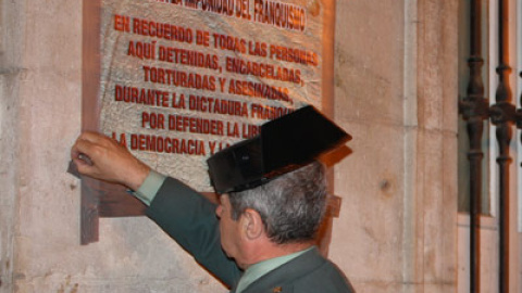 Víctimas del franquismo colocan una placa en la Casa de Correos de Madrid