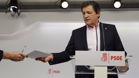 El presidente de la gestora del PSOE, Javier Fernández. / EFE