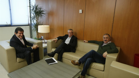 Javier Fernández (PSOE), Ignacio Fernández Toxo (CCOO) y Pepe Alvárez (UGT) durante la reunión / EUROPA PRESS