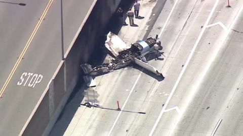 Una avioneta se estrella contra un camión en una autopista de California