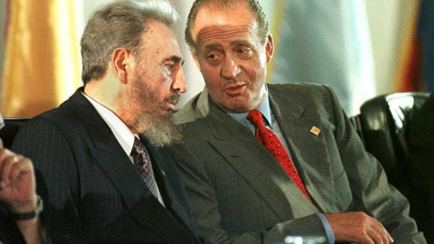 El rey Juan Carlos con Fidel Castro, en la ceremonia de apertura de la VII  Cumbre Iberoamericana, en Isla Margarita, en 1998.  AFP / Roberto Schmidt