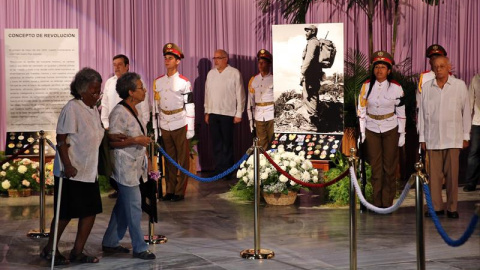 Dos ancianas despiden al fallecido líder cubano Fidel Castro durante un homenaje en la Plaza de la Revolución de La Habana (Cuba). EFE