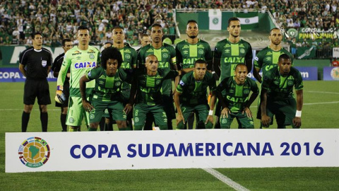 Los jugadores del Chapecoense posan hoy, miércoles 23 de noviembre de 2016, al inicio del partido de vuelta por las semifinales de la Copa Sudamericana, en la Arena Condá de Chapecó (Brasil). EFE/Marcio Cunha