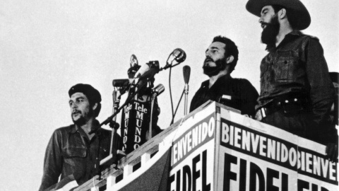 Fidel Castro pronuncia un discurso junto a Camilo Cienfuegos y Ernesto Che Guevara en La Habana (8 de enero de 1959) / AFP