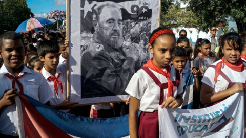 Un grupo de niños rinde tributo al fallecido líder cubano Fidel Castro en Bayamo, en la provincia de Granma. / AFP