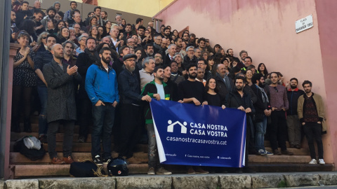 Foto de familia de los representantes de las asociaciones, ONG y empresas que apoyan la campaña 'Casa nostra, casa vostra'