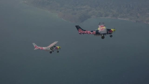 Dos pilotos de Redbull harán historia en un desafío en el que se intercambiarán los aviones en pleno vuelo