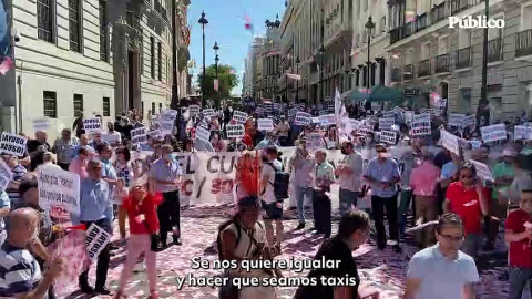 Cientos de taxistas se manifiestan contra la ley VTC: "Esa es la democracia que entiende la señora Ayuso"