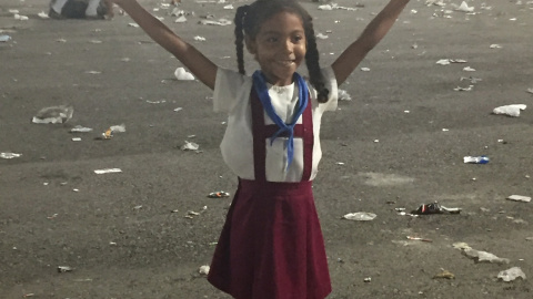 Una niña portando un cartel en el acto celebrado para despedir a Fidel Castro en la Plaza de la Revolución de La Habana, Cuba.