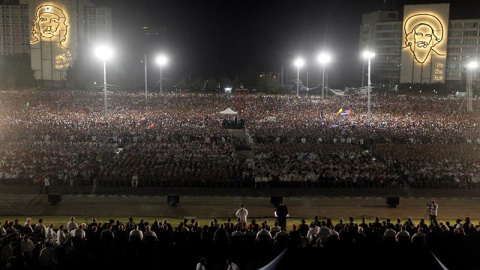 Miles de cubanos han participado participan en el acto celebrado para despedir al fallecido líder cubano Fidel Castro, en la Plaza de la Revolución de La Habana, Cuba. EFE/Ernesto Mastrascusa