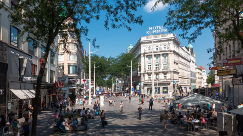 La reforma del distrito vienés de Mariahilfer con parámetros de urbanismo feminista ganó espacio para el peatón y creó zonas de socialización con bancos.