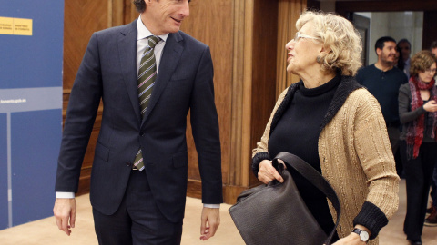 El ministro de Fomento, Íñigo Gómez de la Serna, junto a la alcaldesa de Madrid, Manuela Carmena, a su llegada a la rueda de prensa conjunta que han ofrecido tras la reunión que han mantenido sobre el futuro de la operación urbanística en C