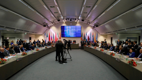 Vista general de la reunión de los ministros de la OPEP en Viena, donde se ha acordado el primer recorte de la producción desde 2008. REUTERS/Heinz-Peter Bader