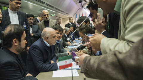 El ministro iraní de Petróleo, Bijan Namdar Zangeneh, atiende a los periodistas en la reunión formal de ministros de petróleo de la OPEP, en Viena (Austria). EFE/Christian Bruna