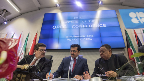 El director del departamento de estudios energéticos de la OPEP, Mohamed Hamel (i), el presidente de turno de la OPEP y ministro qatarí de Energía, Mohamed bin Saleh al Sadaque (c), y el secretario general de la OPEP, Mohammad Barkindo, en 