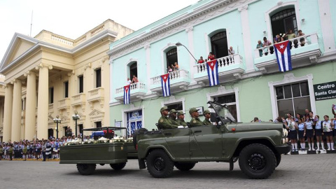 Cubanos saludan al paso de la caravana con las cenizas del fallecido líder de la revolución cubana, Fidel Castro este jueves en Santa Clara (Cuba). EFE