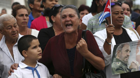 Una mujer grita consignas al paso de la caravana con las cenizas del fallecido líder de la revolución cubana, Fidel Castro, en Santa Clara (Cuba). EFE