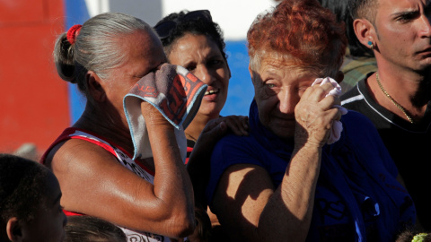 Reacciones de la gente mientras observa el vehículo militar que transporta las cenizas de Fidel Castro. REUTERS