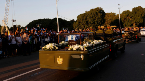 El coche militar con las cenizas de Fidel Castro continúa su recorrido por La Habana. REUTERS