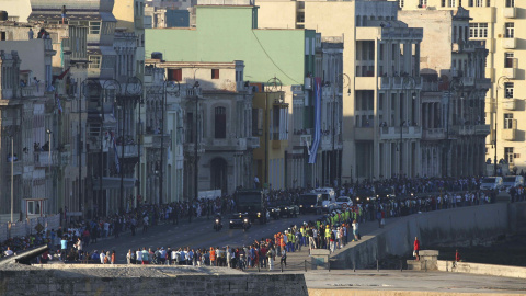 Fotografía de los vehículos militares que transportan los restos de Fidel Castro pasando el Malecón. REUTERS